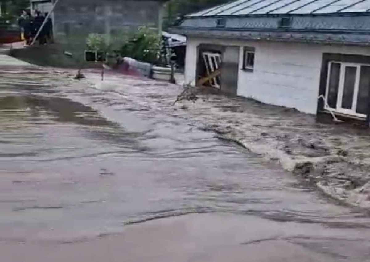 Imagini tulburătoare! Localitatea natală a lui Lucian Bute, devastată de ciclonul „Boris” » Un bărbat și o femeie au fost luați de viitură