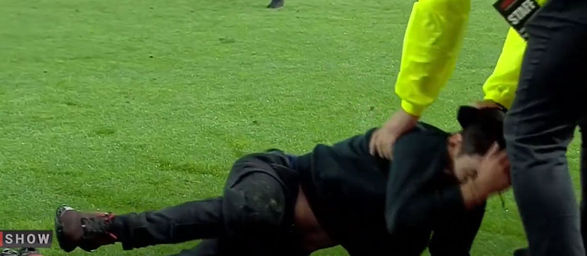 I-a „rupt frânele” » Bărbatul care a fentat un steward la Dinamo - Slobozia a explicat de ce a intrat pe teren: „Voiam să creez o diversiune”