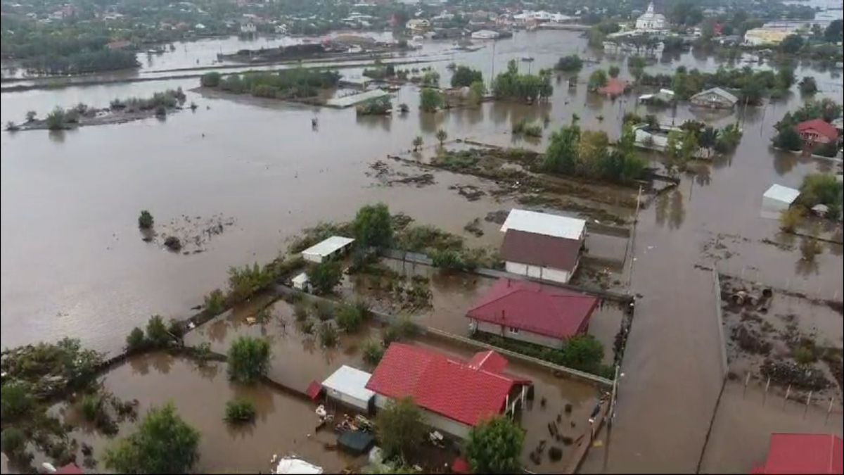 Imagini tulburătoare! Localitatea natală a lui Lucian Bute, devastată de ciclonul „Boris” » Un bărbat și o femeie au fost luați de viitură