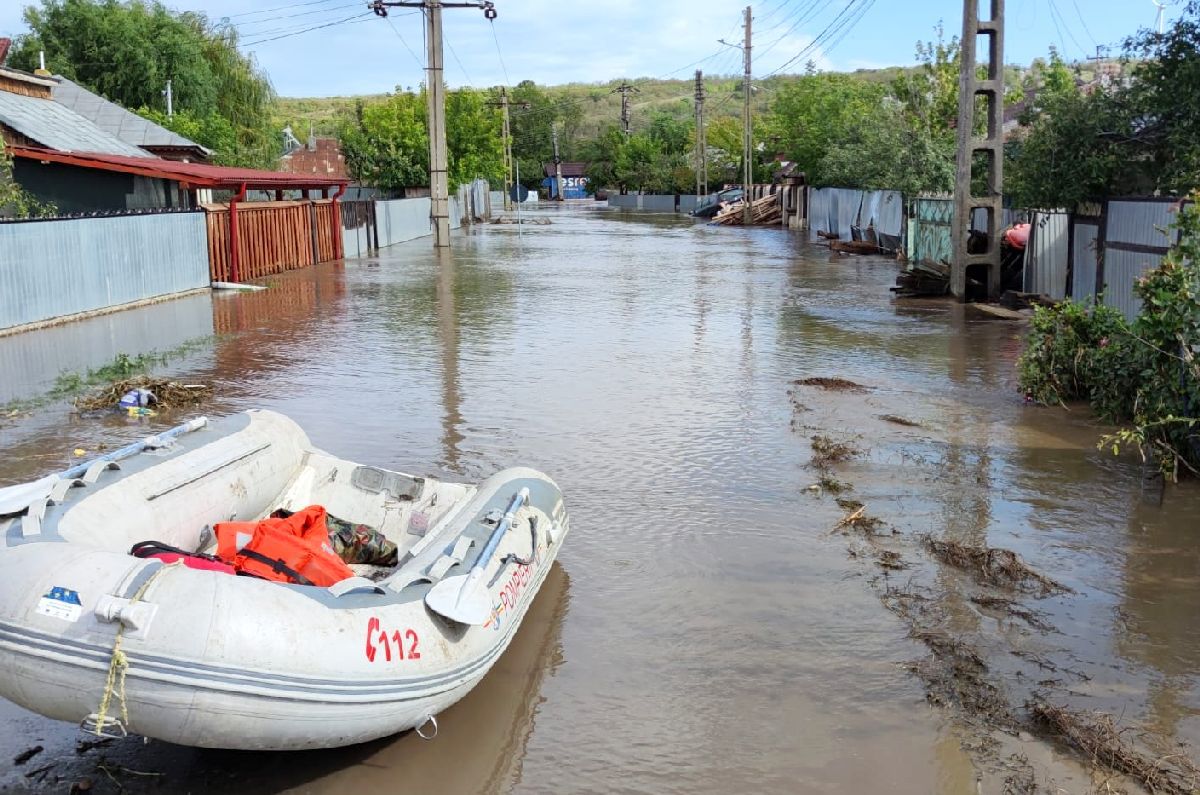 Imagini tulburătoare! Localitatea natală a lui Lucian Bute, devastată de ciclonul „Boris” » Un bărbat și o femeie au fost luați de viitură