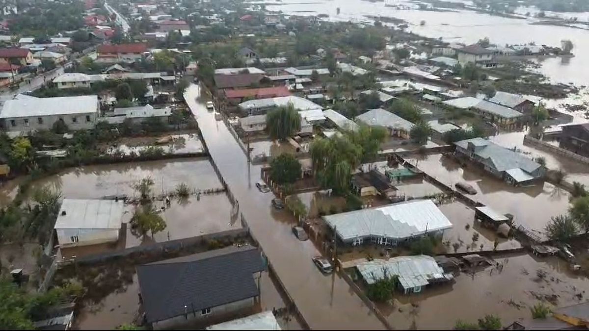 Imagini tulburătoare! Localitatea natală a lui Lucian Bute, devastată de ciclonul „Boris” » Un bărbat și o femeie au fost luați de viitură