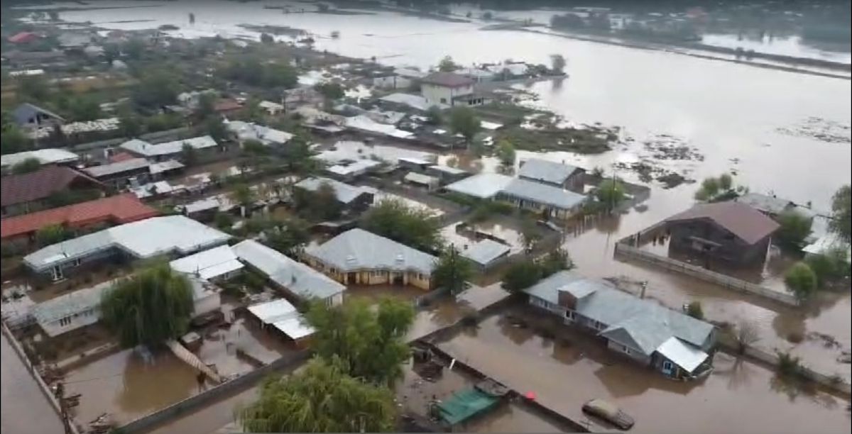 Imagini tulburătoare! Localitatea natală a lui Lucian Bute, devastată de ciclonul „Boris” » Un bărbat și o femeie au fost luați de viitură