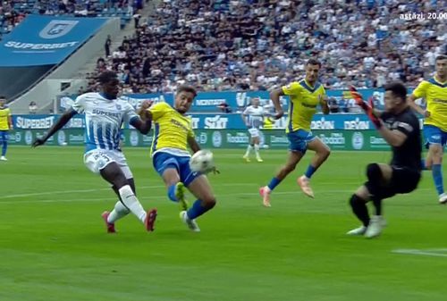 Steven Nsimba, atacantul Universității Craiova, a deschis scorul în minutul 22 al partidei cu Farul, din etapa #9 a Superligii.