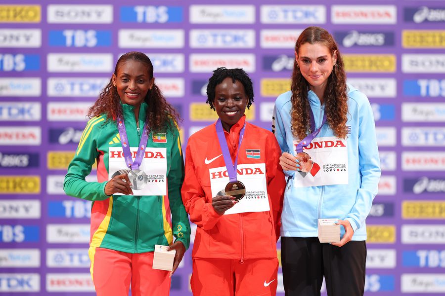 Tigst Assefa, Peres Jepchirchir și Julia Paternain pe podiumul mondial FOTO Gulliver/GettyImages Julia Paternain din Uruguay și neașteptata medalie de bronz de la maraton la Campionatele Mondiale de la Tokyo