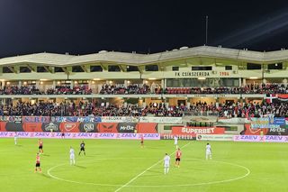 Nu s-a văzut la TV: reacția celor de la Miercurea Ciuc când galeria lui FCSB a început să scandeze „România!, România!”. Momente sensibile la pauză