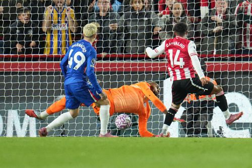 Scăpat de Alejandro Garnacho (nr. 49) din marcaj, Fabio Carvalho egalează la doi pentru Brentford / Foto: Imago