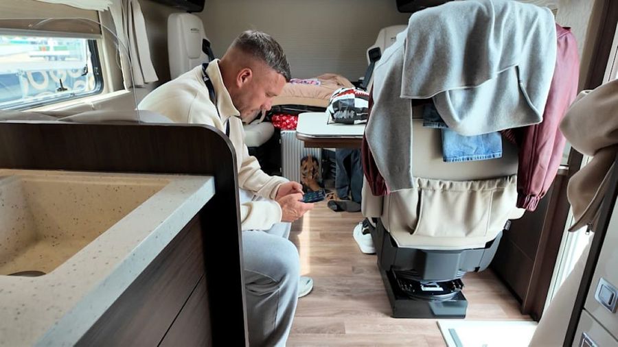 Campionul mondial a ajuns să doarmă în rulotă! „Mi-am creat o mică oază aici”