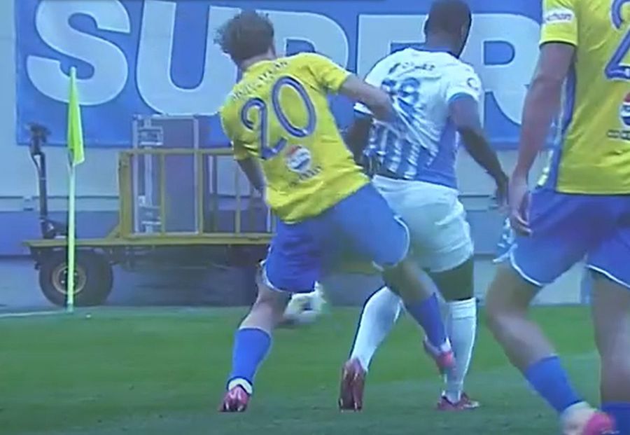 3 faze controversate în Craiova - Farul » Expertul în arbitraj a dat verdictul: „Trebuia cartonaș roșu”