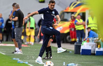 Mirel Rădoi a părăsit în cele din urmă stadionul, la o oră de la încheierea partidei, după ce i-a fost acordat primul ajutor în vestiar