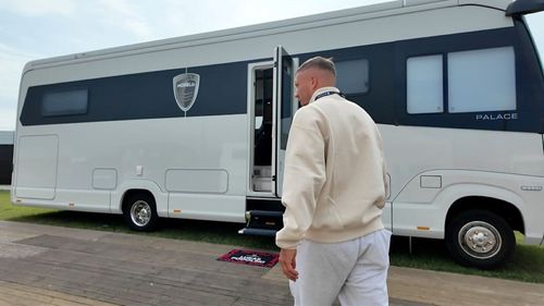 Lukas Podolski și-a instalat rulota chiar pe circuitul de la Hockenheimring / Foto: Bild