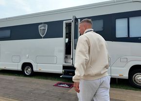 Campionul mondial a ajuns să doarmă în rulotă! „Mi-am creat o mică oază aici”