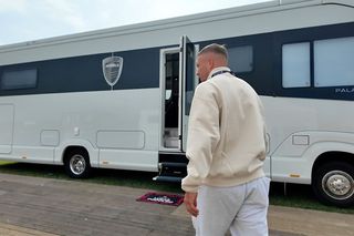 Campionul mondial a ajuns să doarmă în rulotă! „Mi-am creat o mică oază aici”