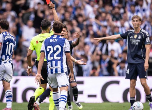 Arbitrul Gil Manzano îi arată cartonașul roșu lui Dean Huijsen (nr. 4) / Foto: Imago