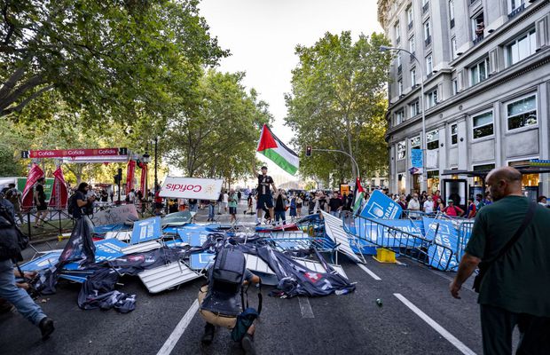 Scene nemaivazute in Turul Spaniei: protestatarii pro-palestinieni au dus la anularea etapei din Madrid
