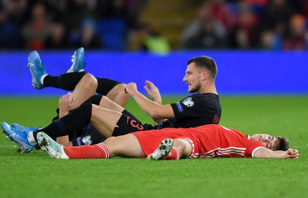 ȚARA GALILOR - CROAȚIA 1-1 // Spaimă la Cardiff » Jucător la pământ, inconștient! Și Giggs șochează: „Juca puțin teatru”