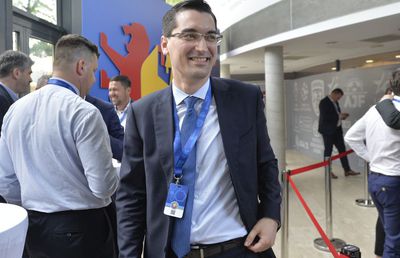 Editorial DUR al lui Radu Paraschivescu: „FRF combină perfidia cu o sănătoasă doză de sadism. De ce să-ți bați joc de copii expunându-i atât de brutal naţionalei antrenate de Contra?”