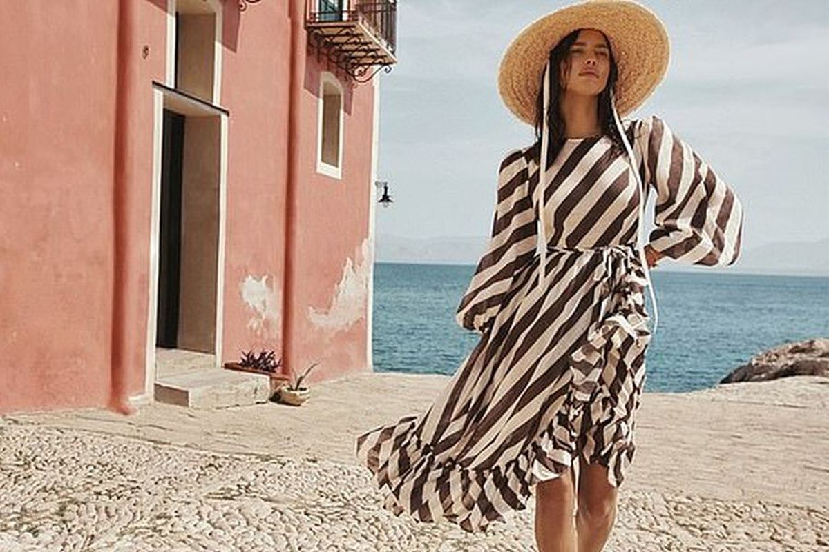 FOTO Irina Shayk s-a întors în Italia: ședință foto electrizantă pe coasta Siciliei