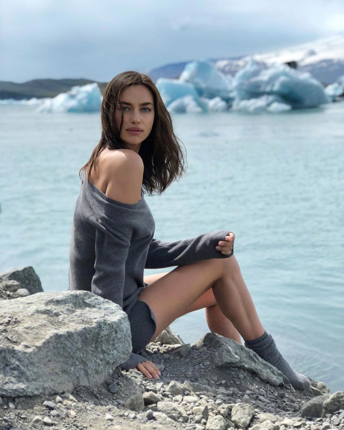 FOTO Irina Shayk s-a întors în Italia: ședință foto electrizantă pe coasta Siciliei