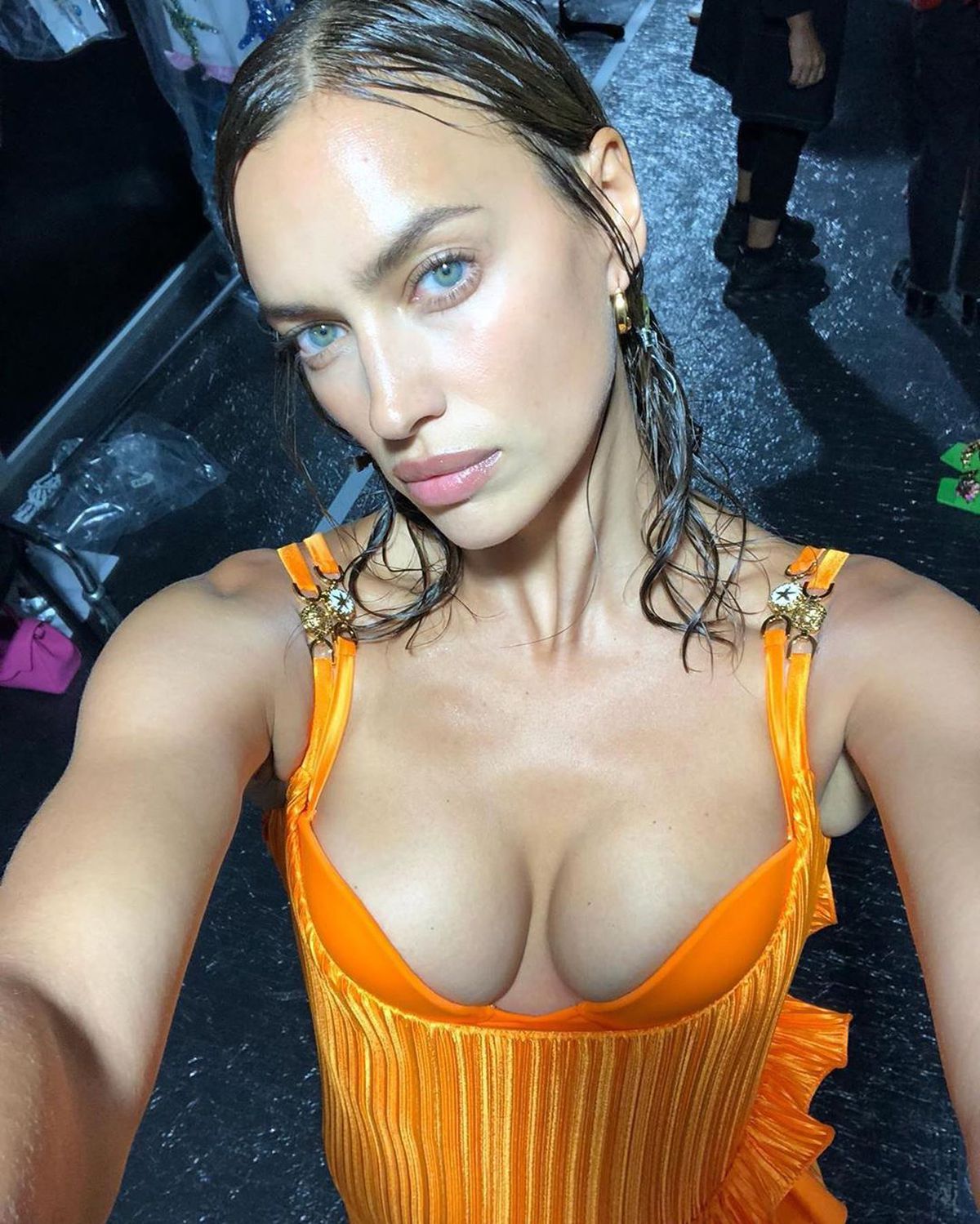 FOTO Irina Shayk s-a întors în Italia: ședință foto electrizantă pe coasta Siciliei