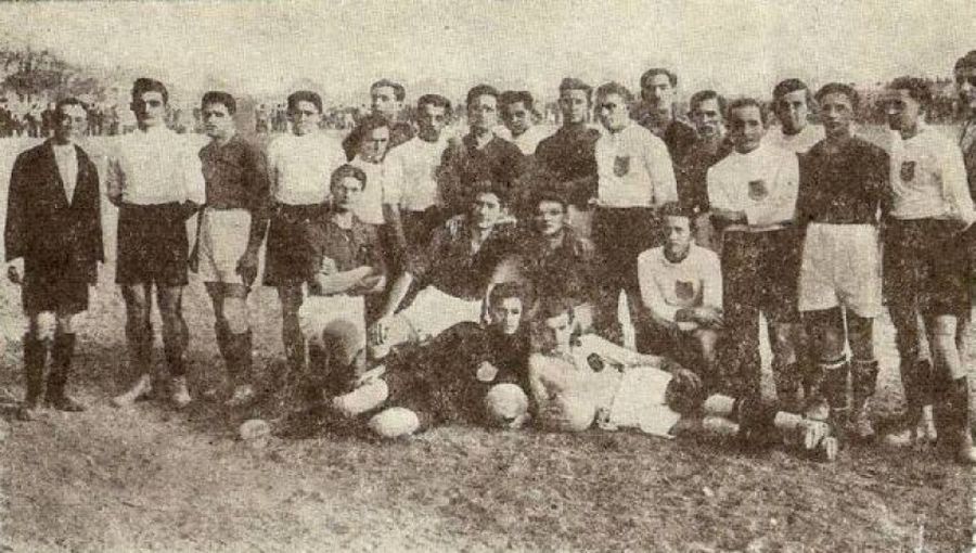 Imagine de la primul meci al Rapidului Rapid, club oprimat sau favorizat de sistem? » Episodul 1: Nașterea legendei + De ce echipa a fost exclusă din campionat la doi ani de la înființare