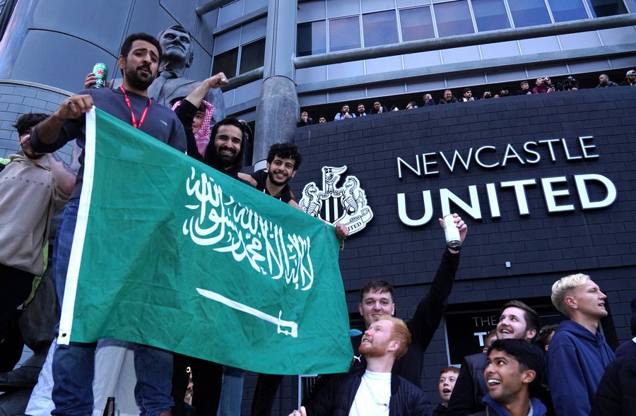 Fanii lui Newcastle au sărbătorit în fața stadionului, după ce au aflat că echipa a fost preluată de Fondul Public de Investiții al Arabiei Saudite. Foto: Imago China FC campioană