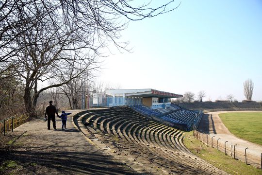 Bunic și nepot,
pe marginea
unei ruine