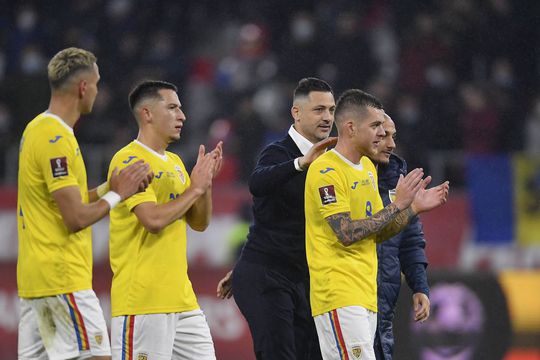 Mirel Rădoi, alături de fotbaliștii naționalei României
Foto: Imago