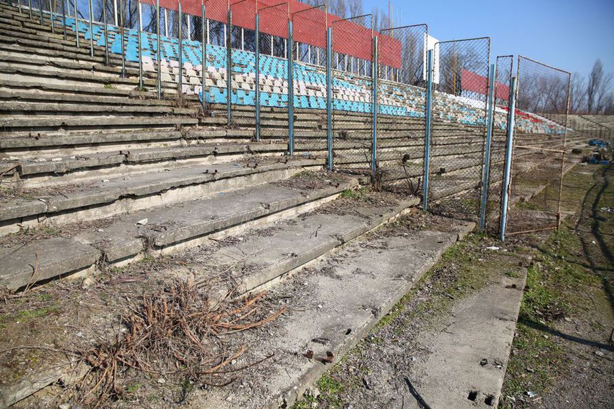 „Uriașul” de peste 20.000 de locuri a ajuns o ruină » Stadionul pe care Dacia Unirea Brăila joacă în Liga 2 mai e bun doar pentru fier vechi