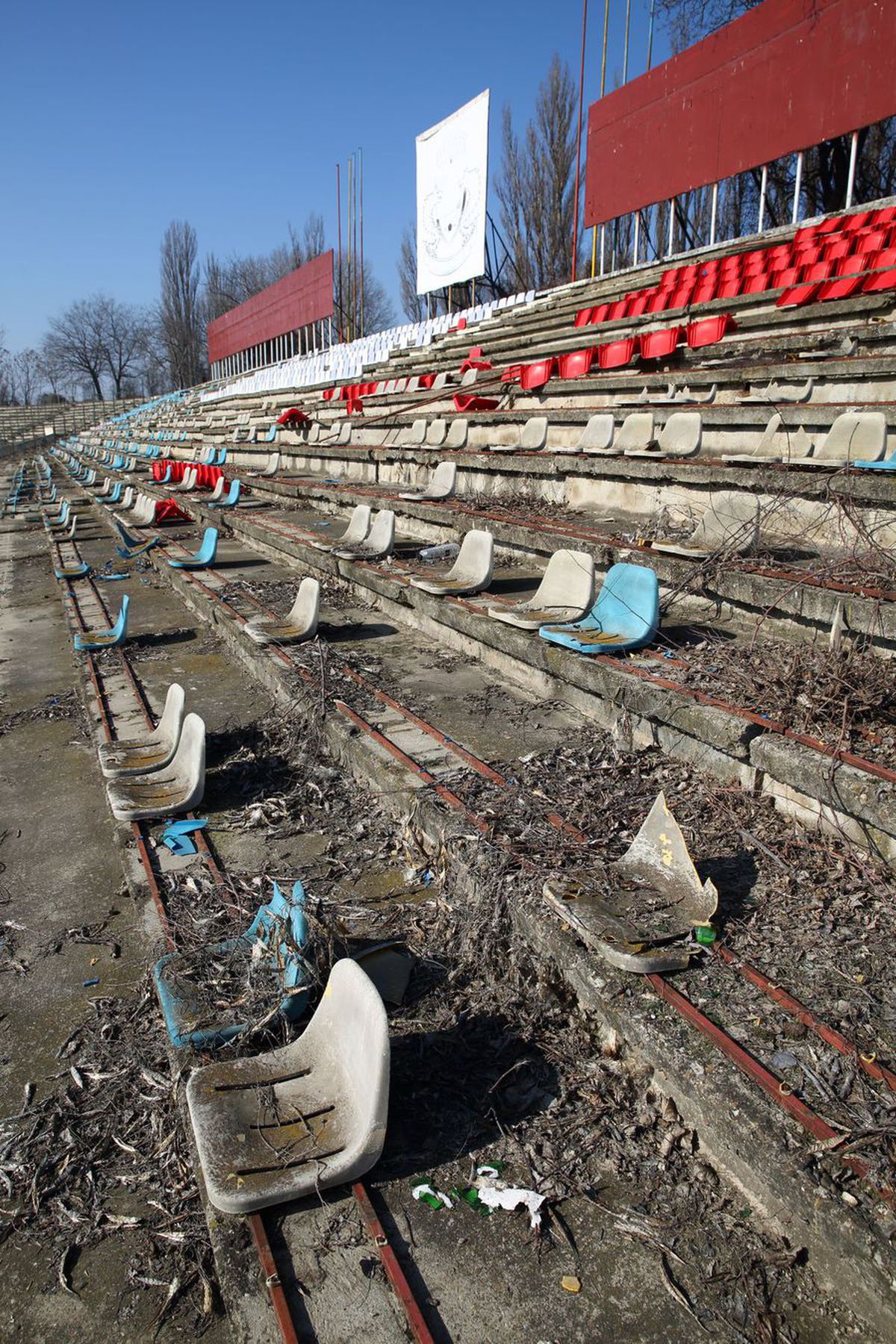 „Uriașul” de peste 20.000 de locuri a ajuns o ruină » Stadionul pe care Dacia Unirea Brăila joacă în Liga 2 mai e bun doar pentru fier vechi
