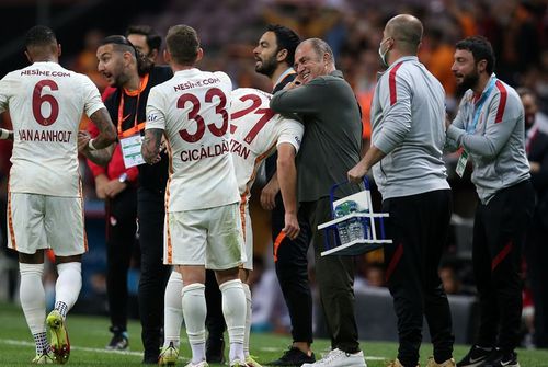 Jean-Michel Aulas, președintele lui Lyon, vrea să îl aducă antrenor pe Fatih Terim (68 de ani), în prezent pe banca lui Galatasaray.