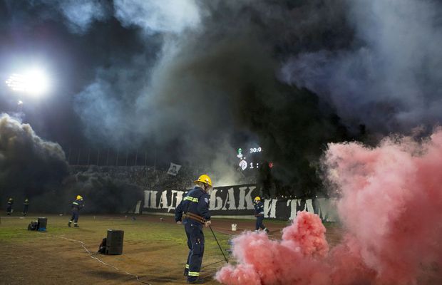 Spectacolul pirotehnic din tribune a întrerupt meciul de Conference League
