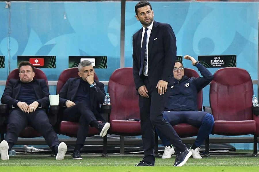 Nicolae Dică, la marginea terenului în FCSB - Silkeborg 0-5 // foto: GSP 10 goluri, un Dică și o minune!