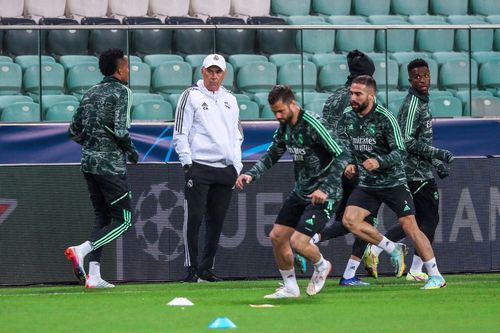Carlo Ancelotti, la încălzirea premergătoare meciului Șahtior - Real Madrid/ foto Imago Images