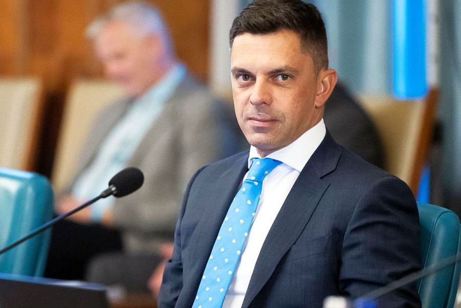 Eduard Novak, fost ministru MTS, e dezgustat de premierile propuse de FR Canotaj la COSR: „Contabila ia 162.000 de euro, mai mult decât David Popovici. E nesimțire, doamna Lipă nu mai are limite!”