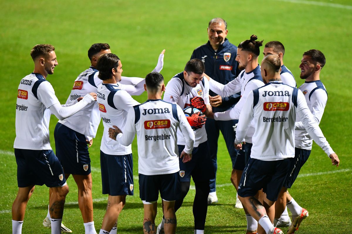 Mihai Stoica, ironie „cu mantă” înainte de România - Andorra: „Oare au camere single?”