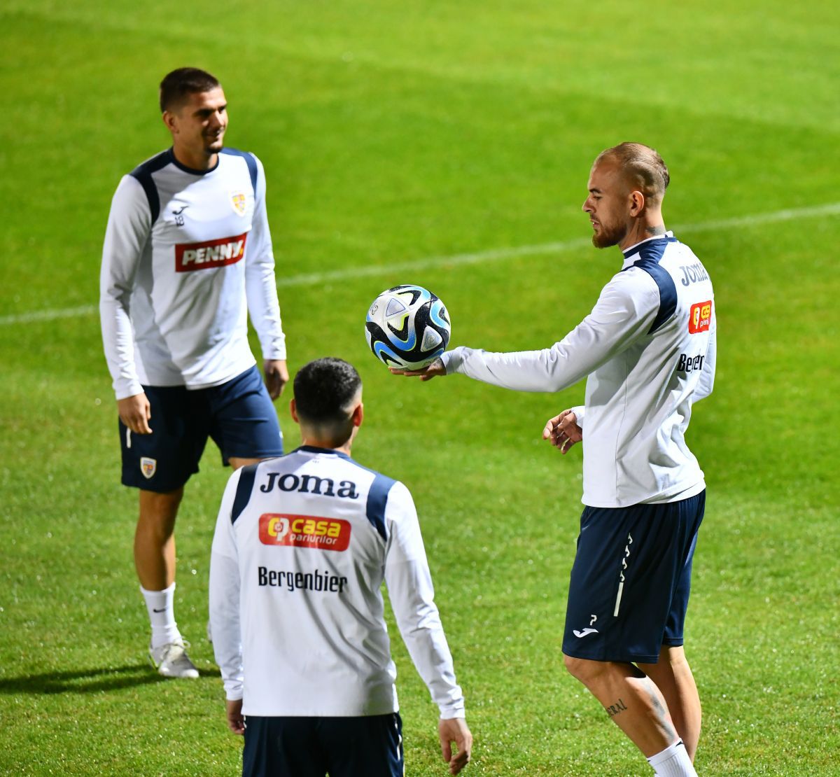 Șefii sunt cu ochii pe Edi » Cum au fost surprinși Burleanu și Stoichiță în timpul antrenamentului României + ce făcea Iordănescu