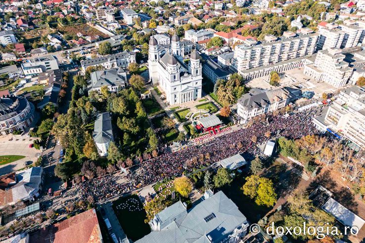 Mii de persoane, la Sfânta Liturghie oficiată la Iaşi de hramul Sfintei Cuvioase Parascheva. FOTO: Basilica