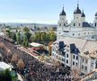 Mii de persoane, la Sfânta Liturghie oficiată la Iaşi de hramul Sfintei Cuvioase Parascheva. FOTO: Basilica