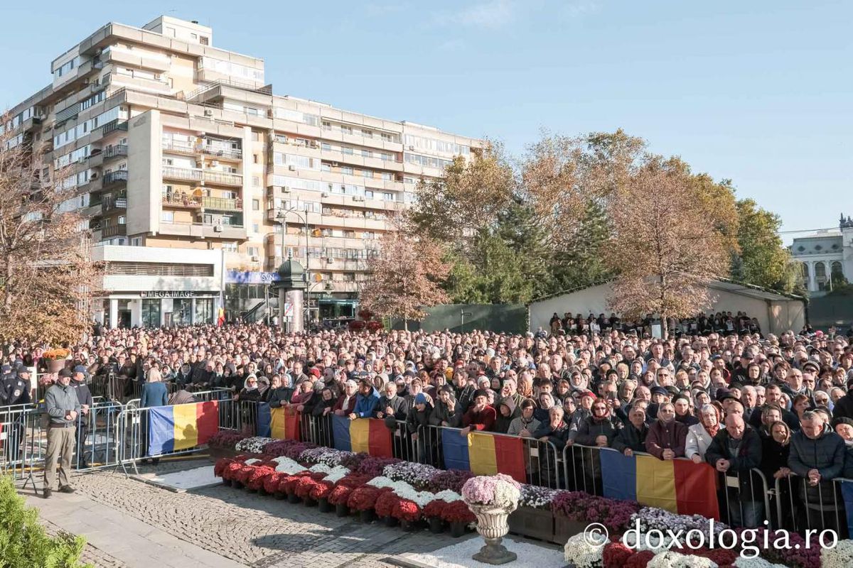 Gigi Becali a ajuns la pelerinajul Sfintei Cuvioase Parascheva de la Iași » Patronul FCSB, braț la braț cu George Simion + liderii politici sunt prezenți