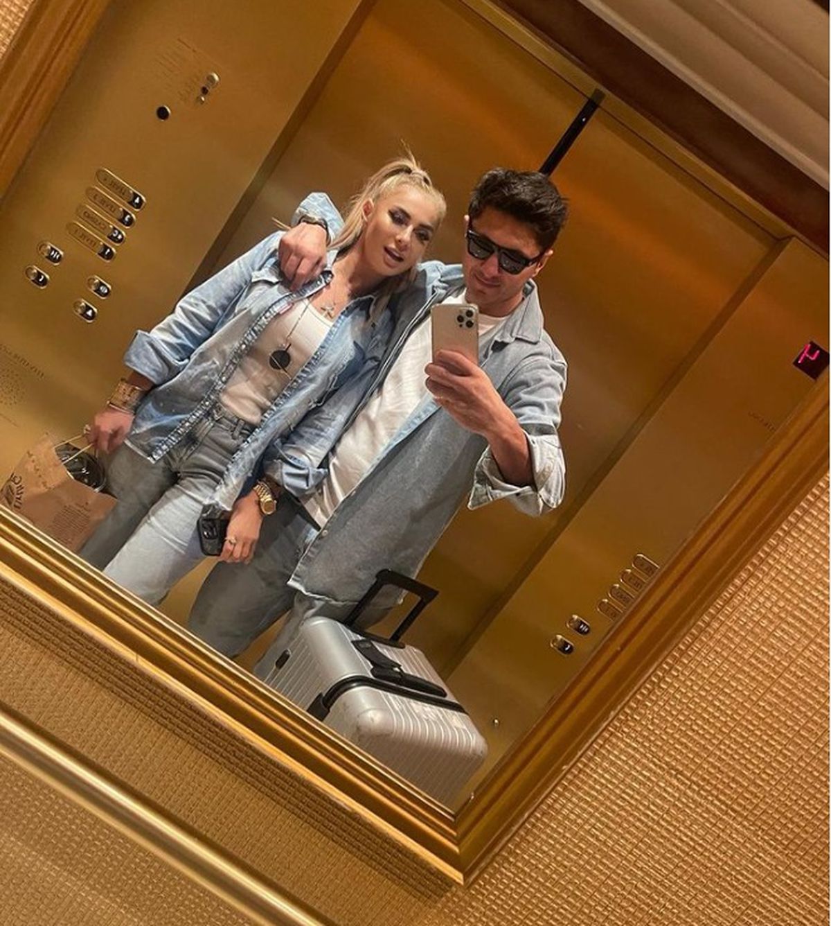 Dezvăluire în tabloid » Anamaria Prodan a primit un inel cu diamant de la noul ei iubit