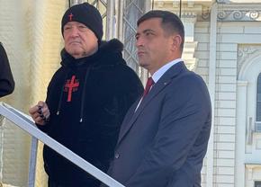 Gigi Becali a ajuns la pelerinajul Sfintei Cuvioase Parascheva de la Iași » Patronul FCSB, braț la braț cu George Simion + liderii politici sunt prezenți