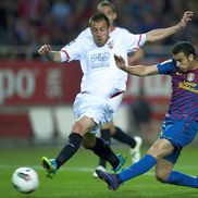 Antonio Luna (n.r. în alb), jucând într-un meci Sevilla - Barcelona