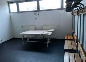 Maghiarii au intrat în vestiarul care le-a fost pregătit și au dat verdictul: „E de curtea școlii!”
