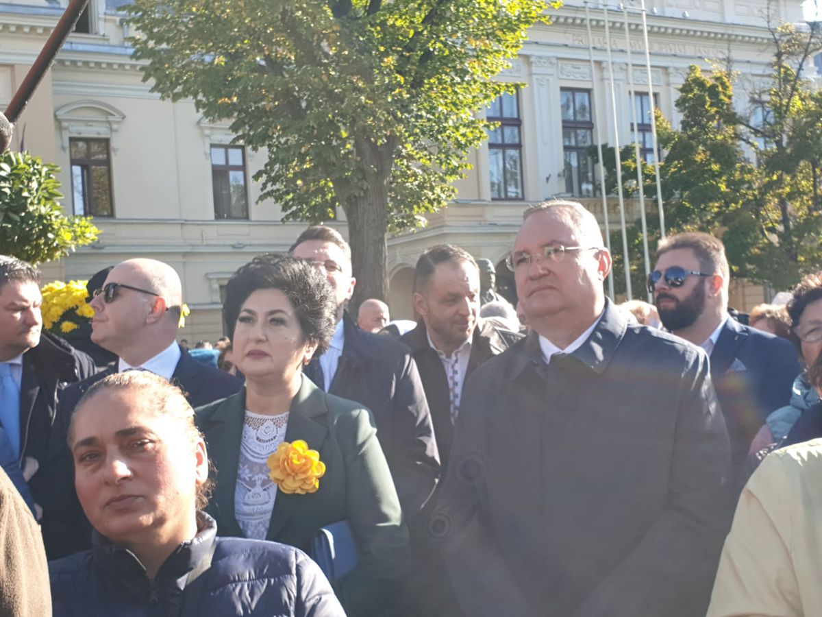 Gigi Becali a ajuns la pelerinajul Sfintei Cuvioase Parascheva de la Iași » Patronul FCSB, braț la braț cu George Simion + liderii politici sunt prezenți