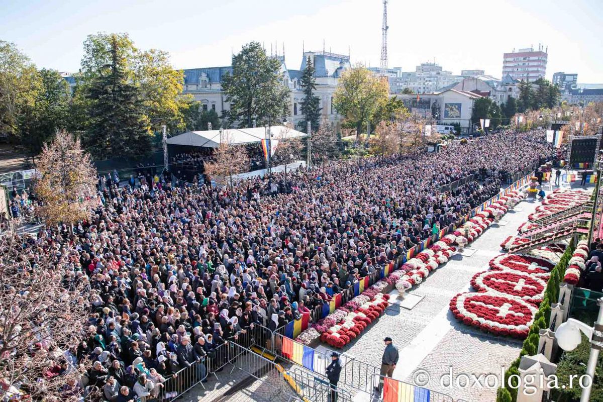 Gigi Becali a ajuns la pelerinajul Sfintei Cuvioase Parascheva de la Iași » Patronul FCSB, braț la braț cu George Simion + liderii politici sunt prezenți