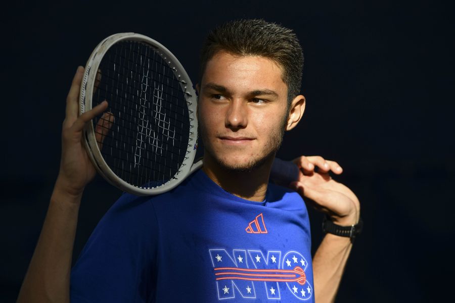 „Voi fi numărul 1 ATP!” » Povestea fascinantă a lui Luca Preda, uriașul de 2,01 metri aflat în Top 5 mondial al juniorilor: „Mama m-a dus la tenis fiindcă eram îngrozitor de enervant în casă”