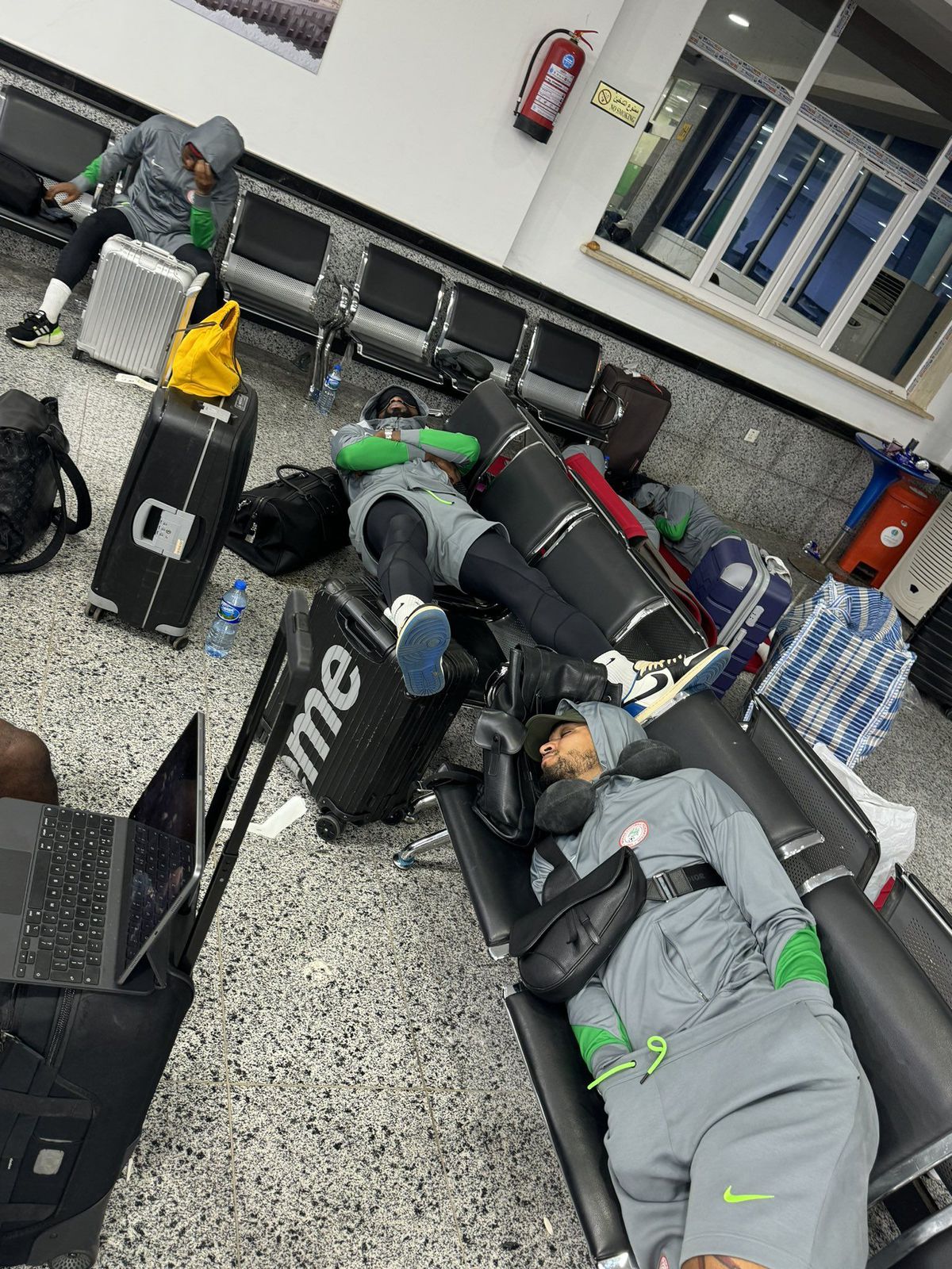 „Ne-au deturnat zborul, să intervină guvernul!” » Situație ca în filme în calificările africane: naționala Nigeriei, ÎNCHISĂ 13 ore în aeroport, fix cum amenințaseră adversarii!