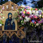 Mii de persoane, la Sfânta Liturghie oficiată la Iaşi de hramul Sfintei Cuvioase Parascheva. FOTO: Basilica