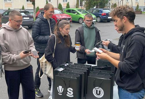 U Cluj le-a împărțit pachete personalizate studenților din anul 1 // sursă foto: Facebook @ FC Universitatea Cluj