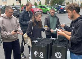 Scandalos! „Toți steliștii din Ardeal...” » „U” le-a oferit „bobocilor” din Cluj-Napoca carnete cu cântece suburbane ale galeriei: „Din greșeală, nu am tipărit versiunea «clean»”
